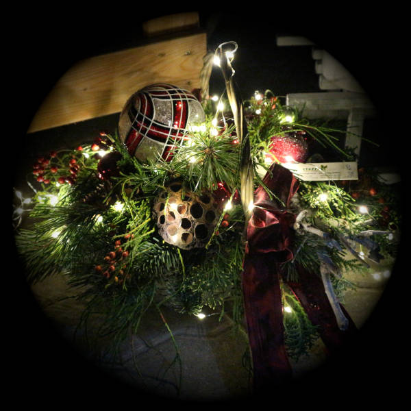 Adventsgesteck mit Christbaum-Kugel und LED-Beleuchtung.