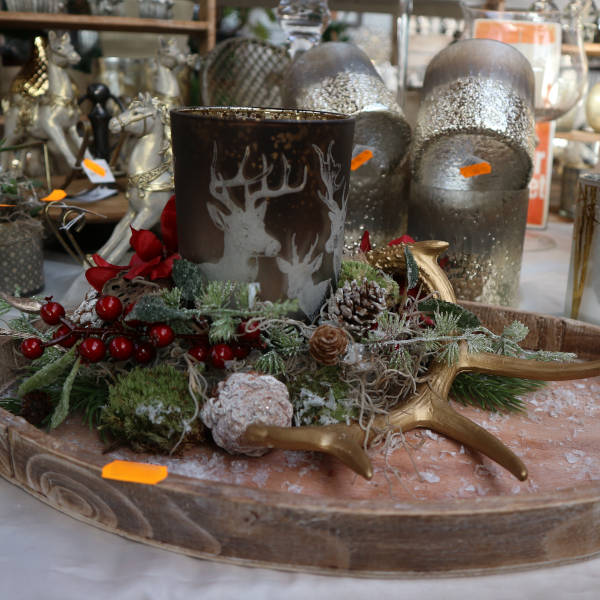Die passende Adventsdekoration für den Jäger und Freunde des Waldes. Ein Kerzenglas mit Hirschmotiven, umgeben von Zapfen, roten Waldbeeren und einem kleinen Geweih.