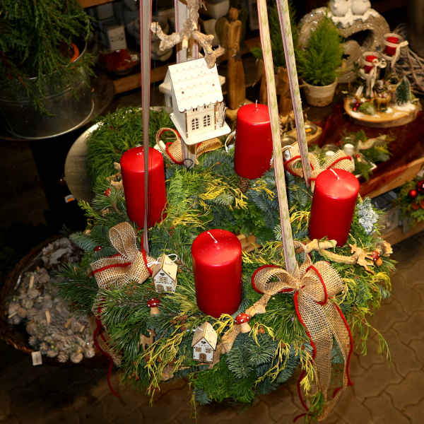 Großer Adventskranz mit roten Kerzen zum an die Decke hängen.