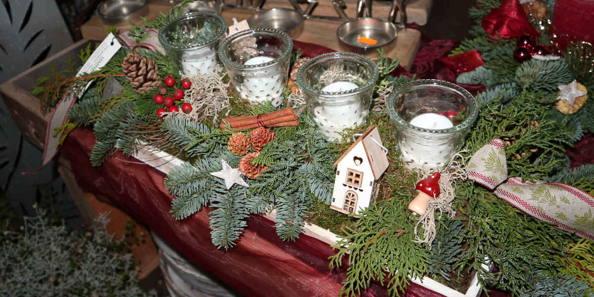 Weihnachtliches Dekotablett für die Adventszeit mit kleinem Häuschen und Kerzen.