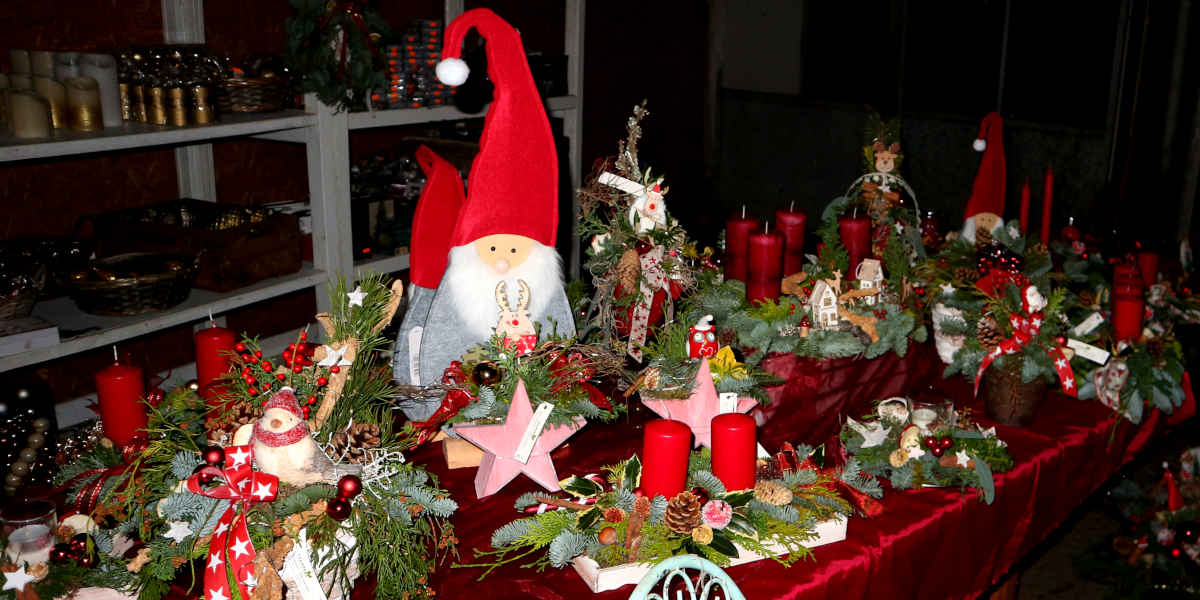 Tisch mit Dekoration in roten Farben zur Adventszeit.