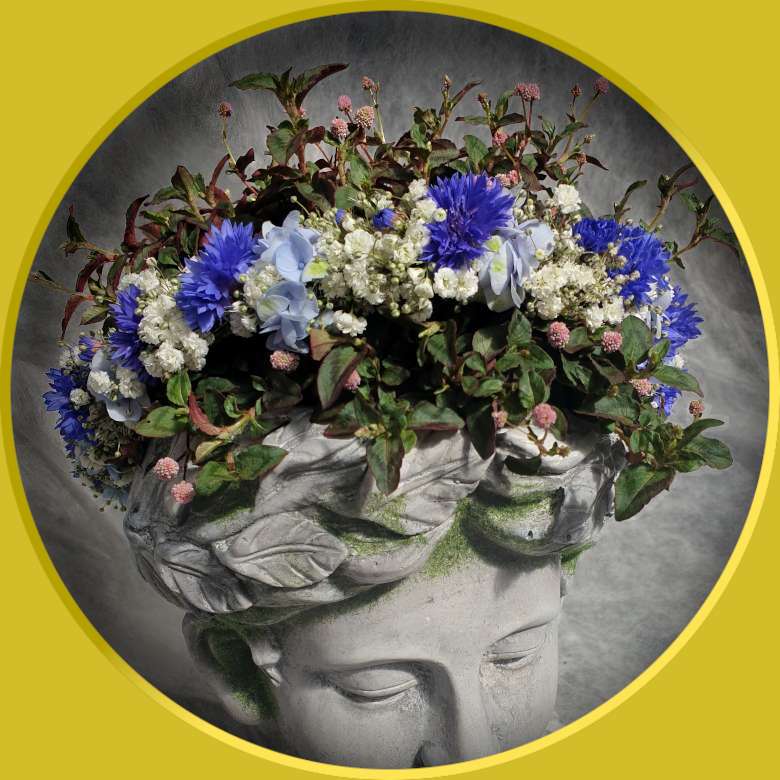Runder Blumenschmuck für den Kopf, gewickelt auf einem Schmuckdraht. Mit weißen und blauen Blüten. Haarkranz für die Braut, Trauzeuginnen oder Blumenmädchen. 
