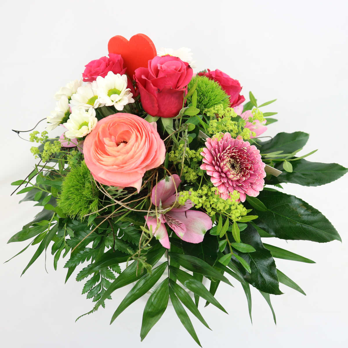 Ein sommerlicher Blumenstrauß zum Muttertag mit Rosen, Margariten, Gerbera, Inkalilie und Bonnys mit einem hözernen Herzstecker.