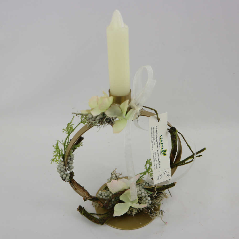  Ein runder Kerzenhalter aus Metall; dekoriert mit Kunstblumen (Hortensienblüten, Beeren, Zweige). 