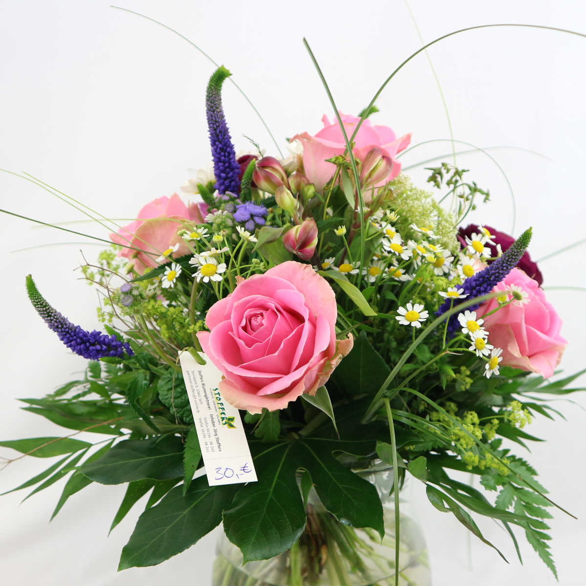 Dieser sommerliche, farbenfrohe Blumenstrauß besteht aus Rosen, Veronika, Kamille und den Blüten der Inkalilie.