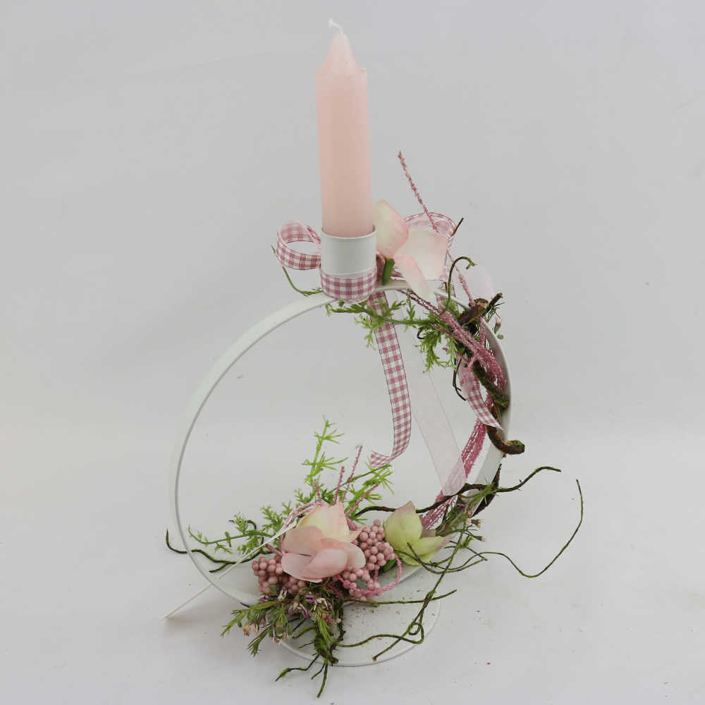 Ein schmaler, runder Kerzenhalter aus Metall in weiß. Dekoriert mit Kunstblumen.